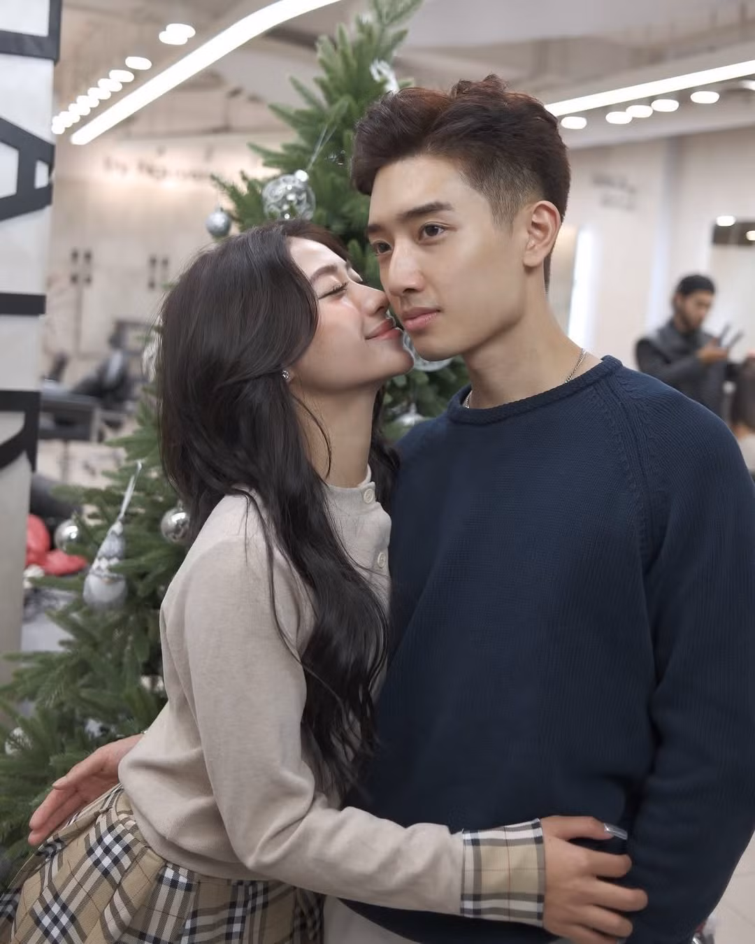 Cựu vận động viên thể dục dụng cụ cũng không quên nhá ảnh thân mật cùng bạn trai.