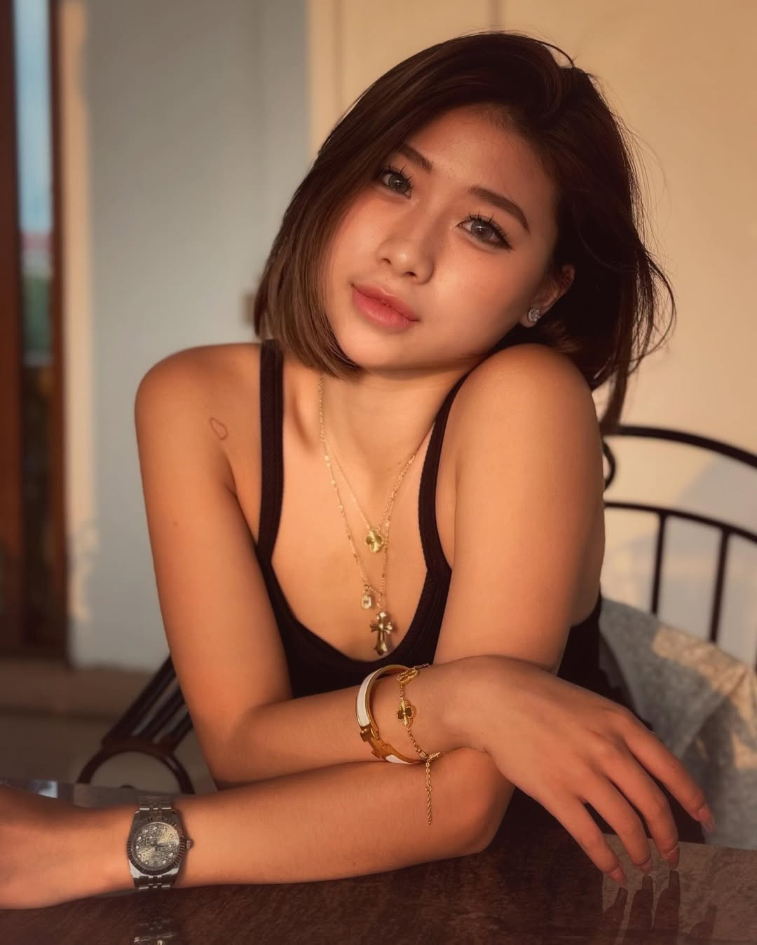 Trước đó, cô nàng sở hữu mái tóc dài thẳng, được nhuộm sáng màu.