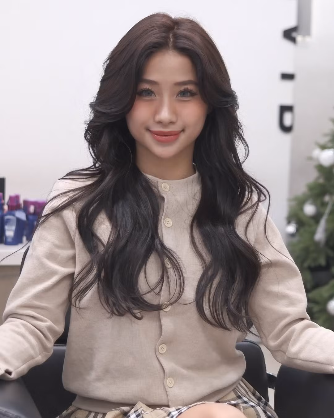 Cô nàng vẫn trung thành với layout trang điểm khá Tây khi nhấn nhá ở phần mắt.