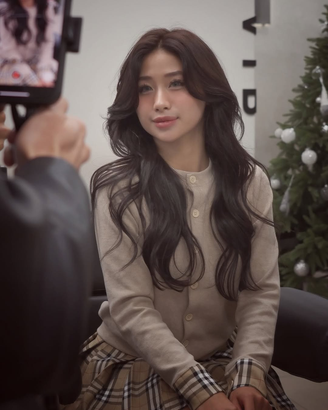 Có thể nhận thấy trong loạt ảnh này, Louis Phạm đã nối tóc, về màu tóc không thay đổi quá nhiều. Nhiều người cho rằng mái tóc này khá hợp với cô nàng.