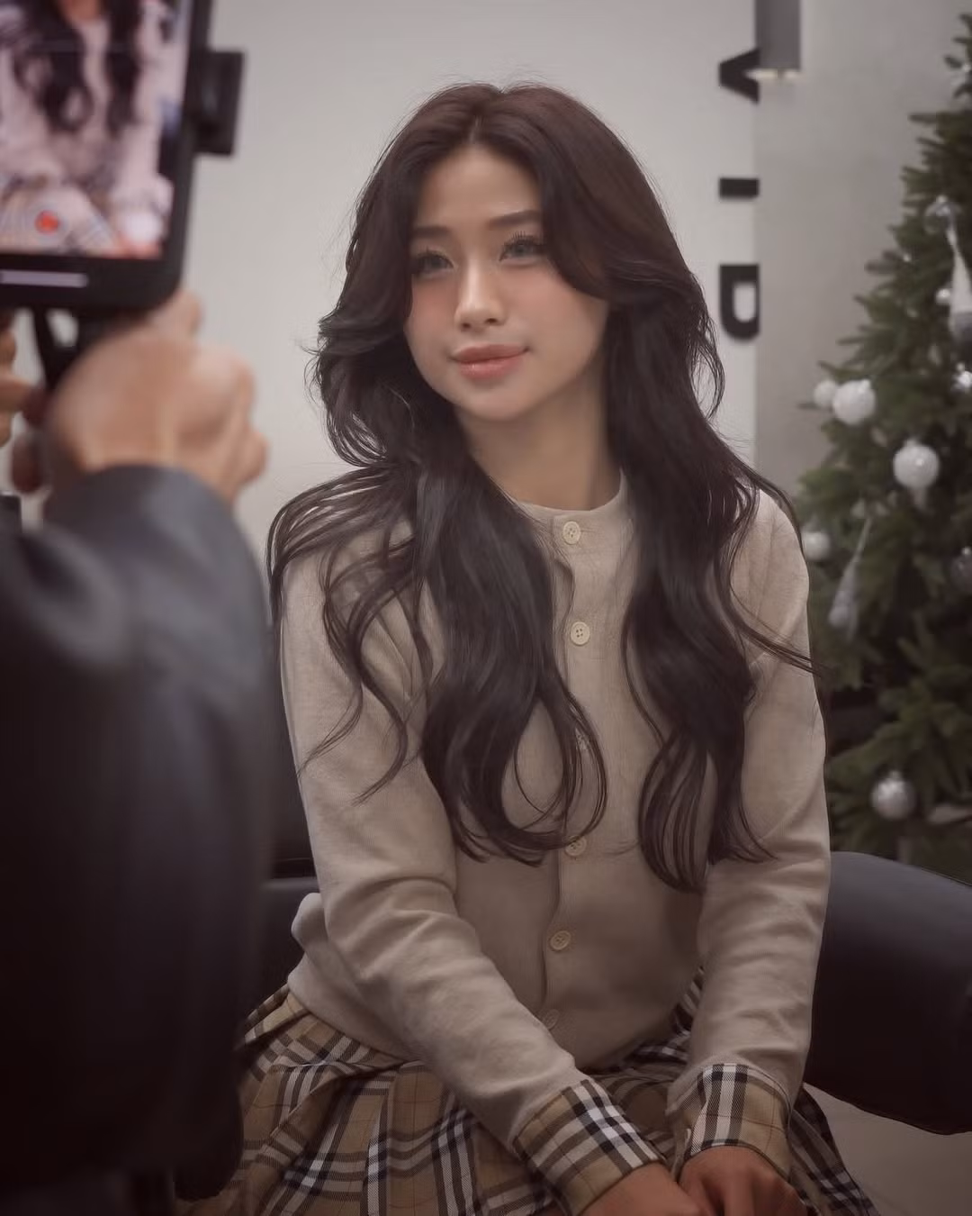 Có thể nhận thấy trong loạt ảnh này, Louis Phạm đã nối tóc, về màu tóc không thay đổi quá nhiều. Nhiều người cho rằng mái tóc này khá hợp với cô nàng.