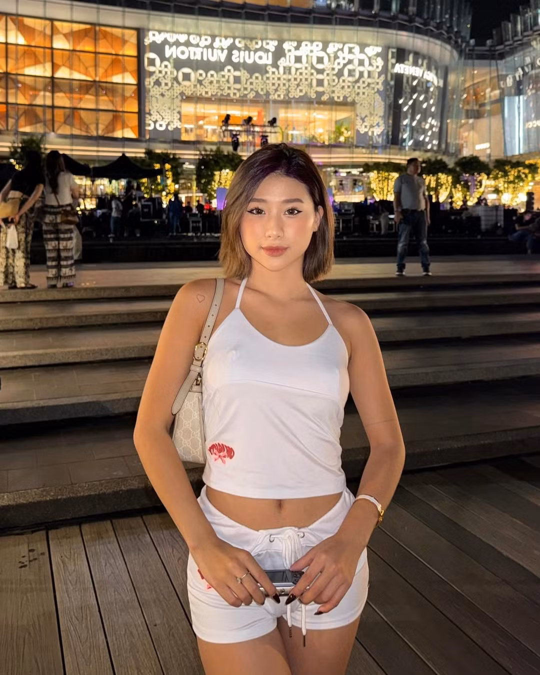 Trong loạt ảnh đi du lịch Thái Lan cùng bạn trai, cô từng nhận về nhiều tranh cãi với trang phục dạo phố được nhiều người nhận xét giống đồ ngủ. (Ảnh: IGNV)