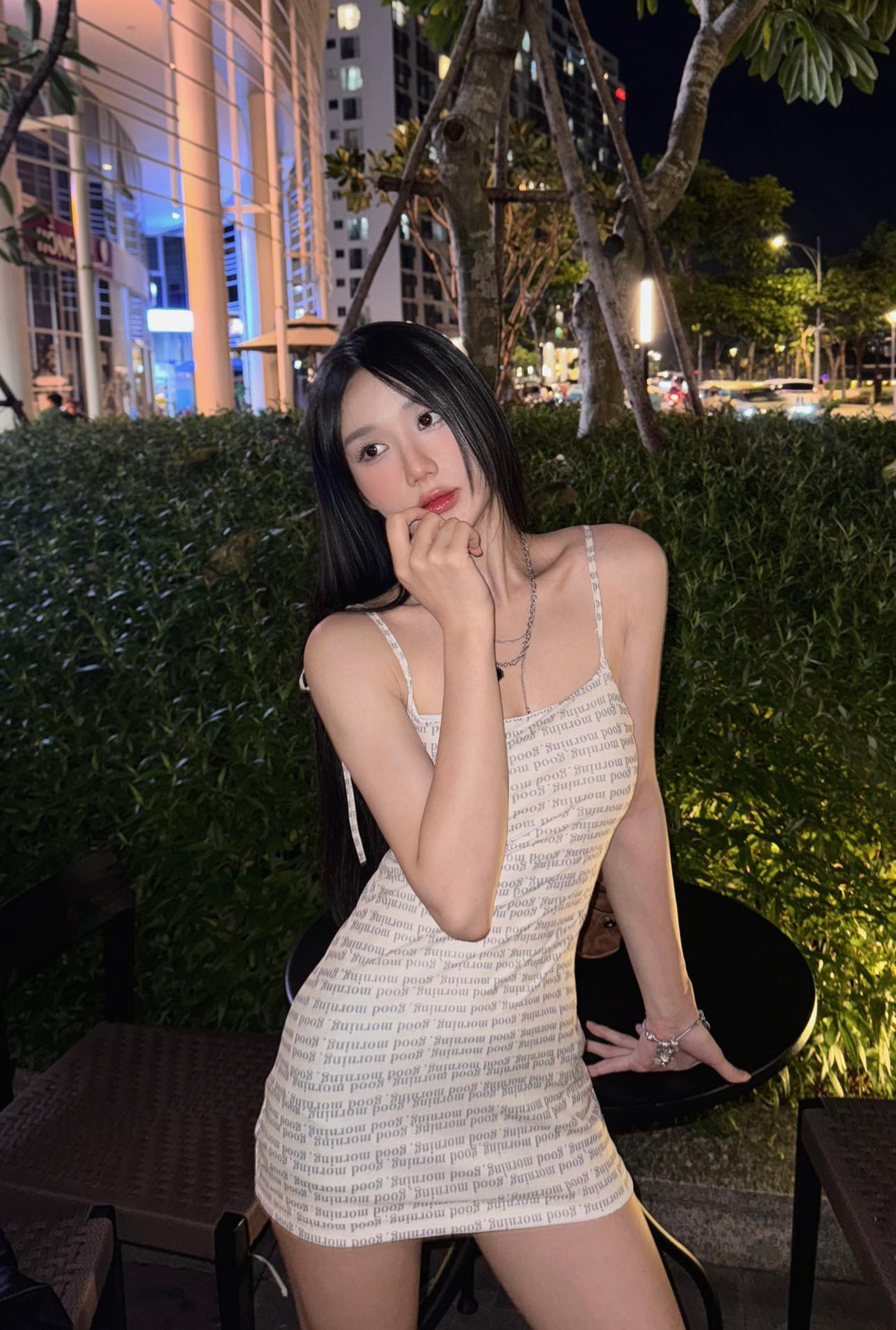 Cô nàng xây dựng cho mình hình ảnh trong sáng, ngọt ngào chuẩn "em gái hàng xóm", nói không với drama.