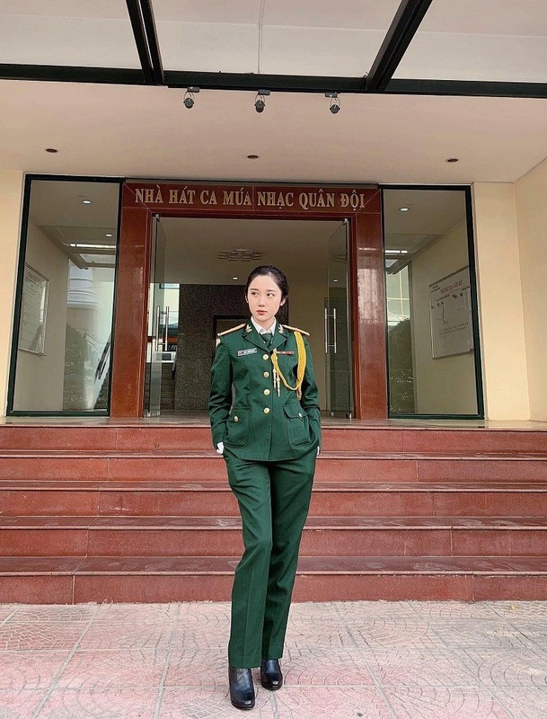 Những hình ảnh trong màu áo quân nhân của cô nàng khi còn trên giảng đường khiến nhiều người phải xuýt xoa vì nhan sắc xinh đẹp.