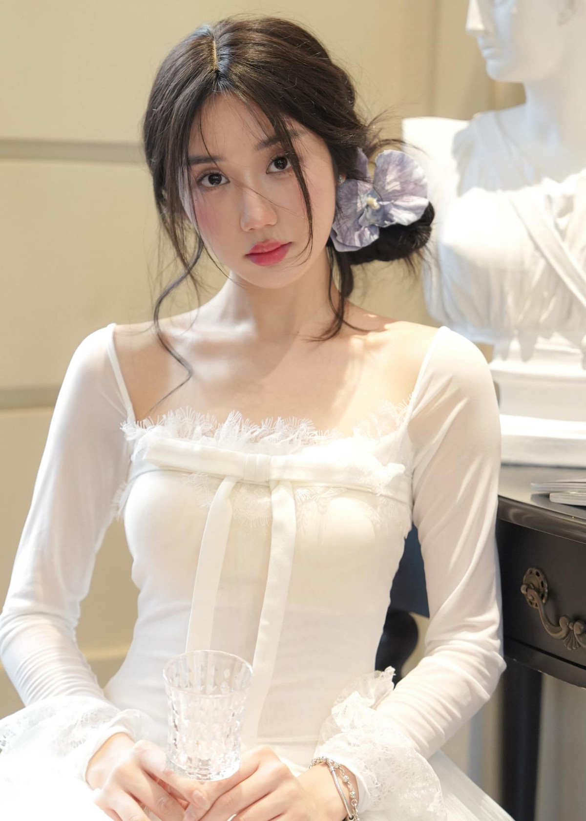 Ngoài làm streamer, cô cũng được nhiều nhãn hàng yêu thích mời hợp tác làm mẫu ảnh.