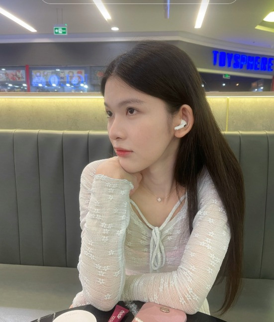 Nhiều người nhận xét, trước khi chính thức chuyển sang ngoại hình nữ tính, Minh Hy đã sở hữu nét đẹp phi giới tính, mềm mại hút mắt.