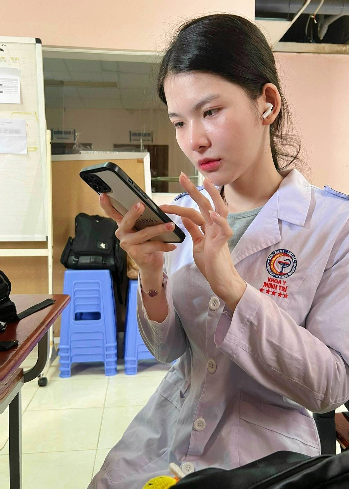 Trước đó, cô nàng từng tung bảng điểm thời còn đi học cấp 3 của mình và nhận được nhiều sự quan tâm khi học nâng cao Toán, Hoá, Sinh, môn nào cũng đều có điểm tổng từ 8,5 trở lên.