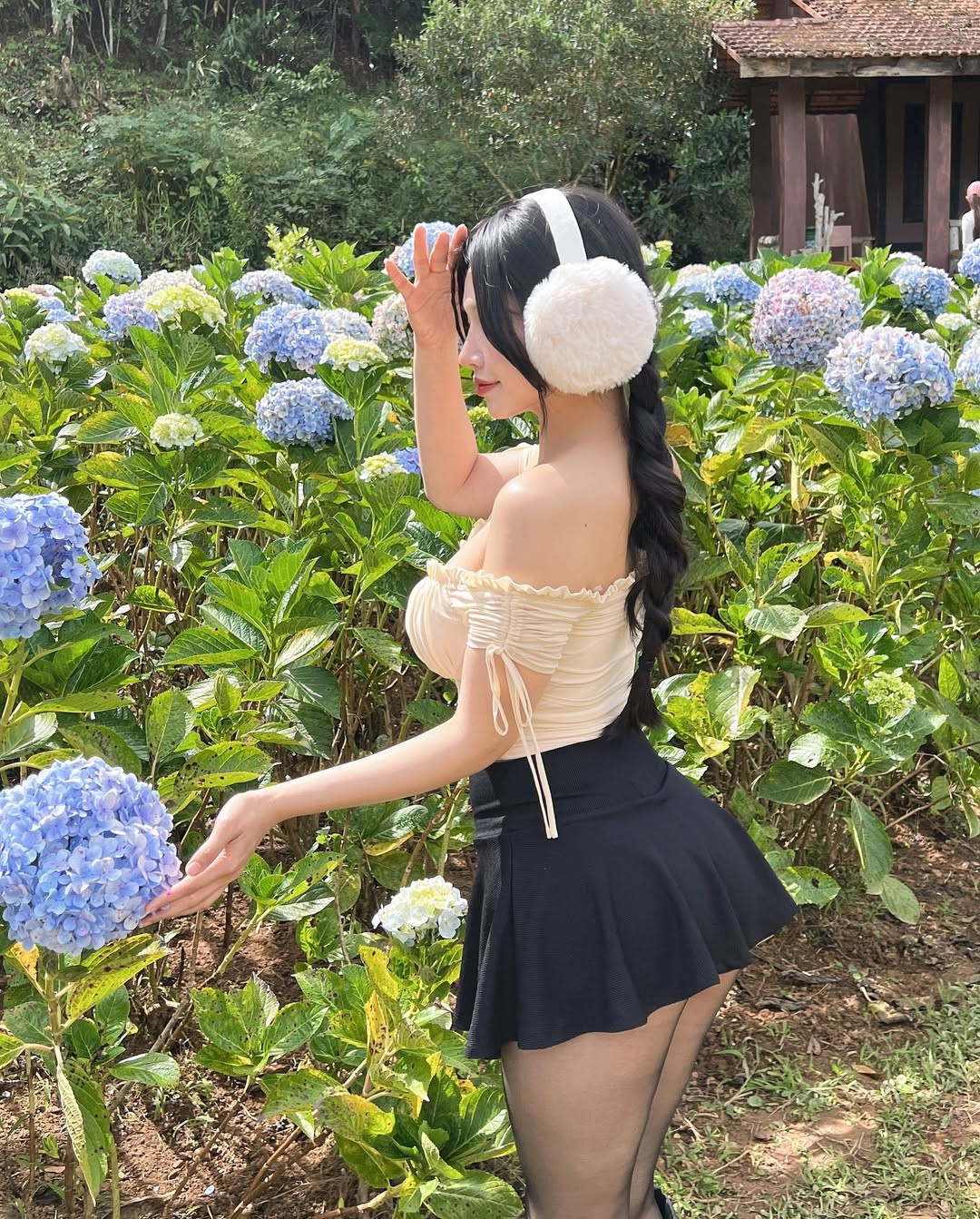 Một số người cho rằng cho nàng mặc như vậy khá phản cảm, không thực sự mang tính nghệ thuật. Tuy nhiên cũng có người cho rằng đây vốn là phong cách của Duyên Híp, việc cô nàng ăn mặc như thế nào đăng lên trang cá nhân là quyền của cô.