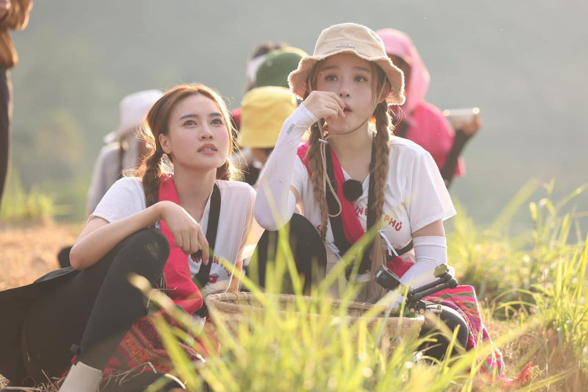 Khoảnh khắc đáng yêu của cô nàng khi vừa ăn, vừa nghe người chị em mình nói chuyện và "chốt đơn" trong trạng thái "mơ hồ" khiến nhiều người không khỏi bật cười.