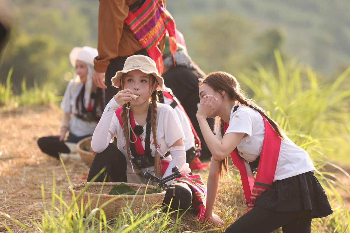 Nhiều người cho rằng đó chỉ là lời nói đùa qua lại giữa hai chị em thân thiết, tuy nhiên nếu Huyền Baby thực sự muốn mua 2 quả đồi thì với khả năng kinh của cô nàng cũng hoàn toàn có thể. Trước đó, trong một đoạn video khác, cô nàng thản nhiên dùng điện thoại xịn để đập trứng khiến nhiều người ngỡ ngàng.