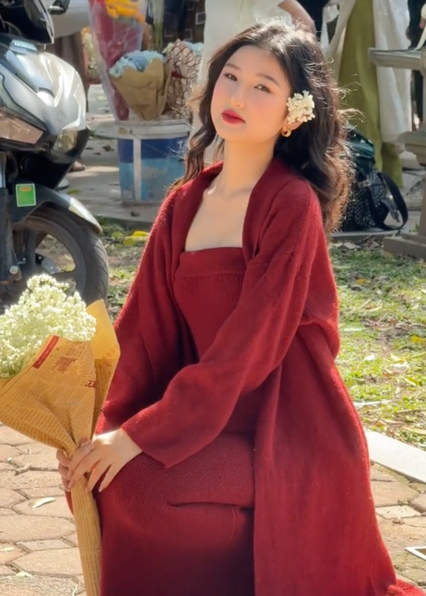 Trong thời đại mạng xã hội phát triển như hiện nay, việc bị so sánh là điều không thể tránh khỏi, đặc biệt là đối với những người nổi tiếng. Con gái MC Quyền Linh cũng không nằm ngoài "tầm ngắm" của cư dân mạng khi thường xuyên bị so sánh với những nhân vật nổi tiếng khác, điển hình là nàng Mơ.