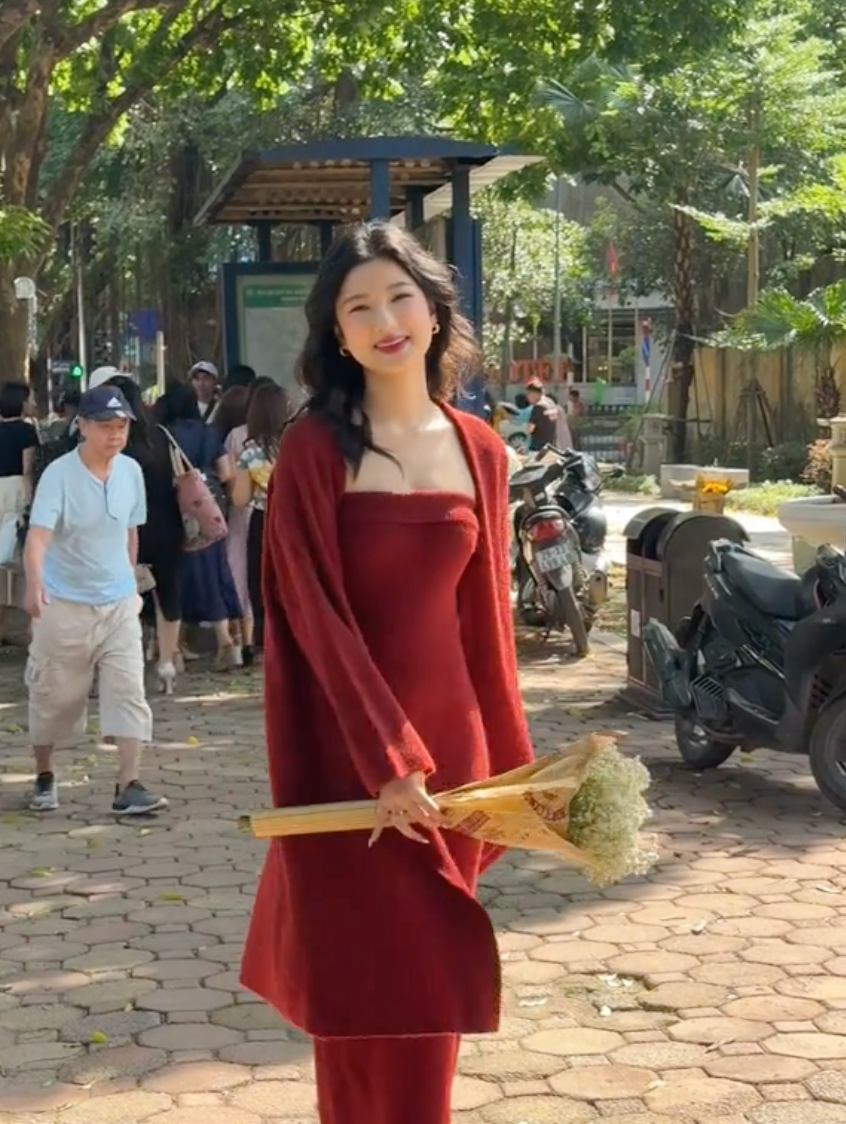 Cùng chụp bộ ảnh concept mùa thu trên phố Phan Đình Phùng, 2 hot girl nổi tiếng được đem lên bàn cân ai là người ra dáng "nàng thơ" hơn.