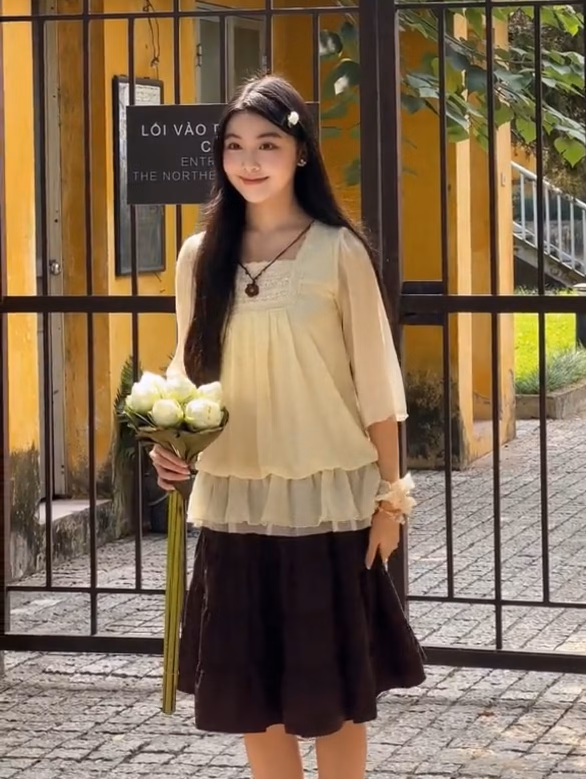 Cùng sở hữu chiều cao 1,70m và visual sắc nét là lý do tên 2 mỹ nhân Sài Thành và Hà Thành nhiều lần bị đặt cạnh nhau.