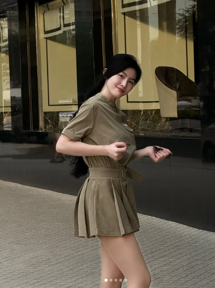 Người đẹp từng có màn lột áo rapper Andree hay pha chọc ghẹo Quán quân Rap Việt 2023 Double2T khiến “người miền núi chất” liên tục phải né khi biểu diễn.