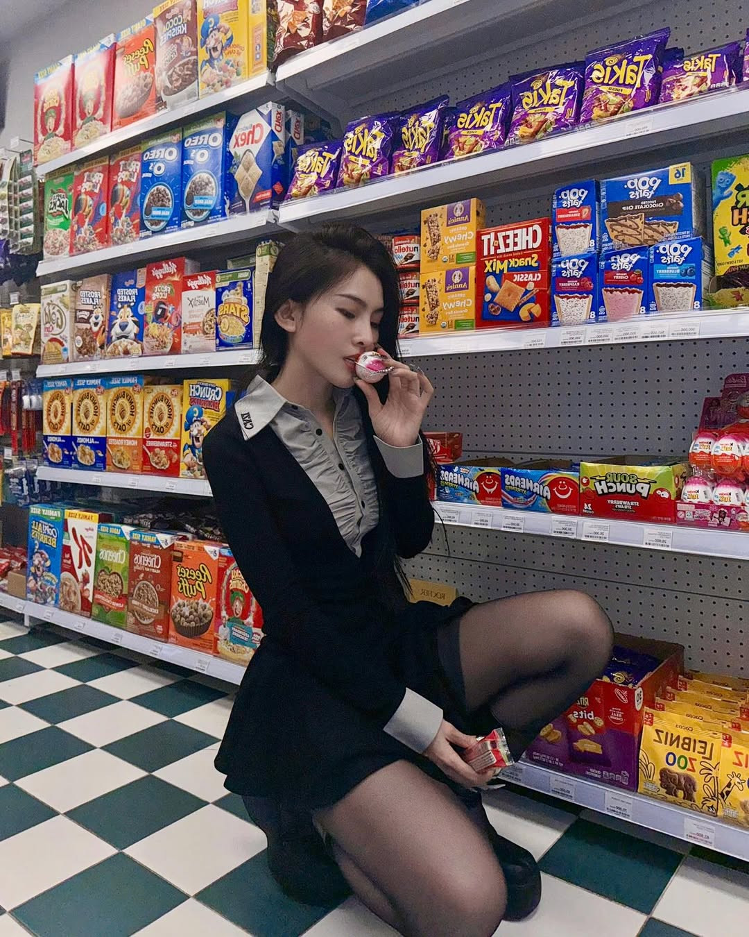 Mới đây, loạt ảnh check-in ở cửa hàng tiện lợi của nữ dancer Tammy thu hút sự chú ý bởi thần thái "lạnh lùng girl".