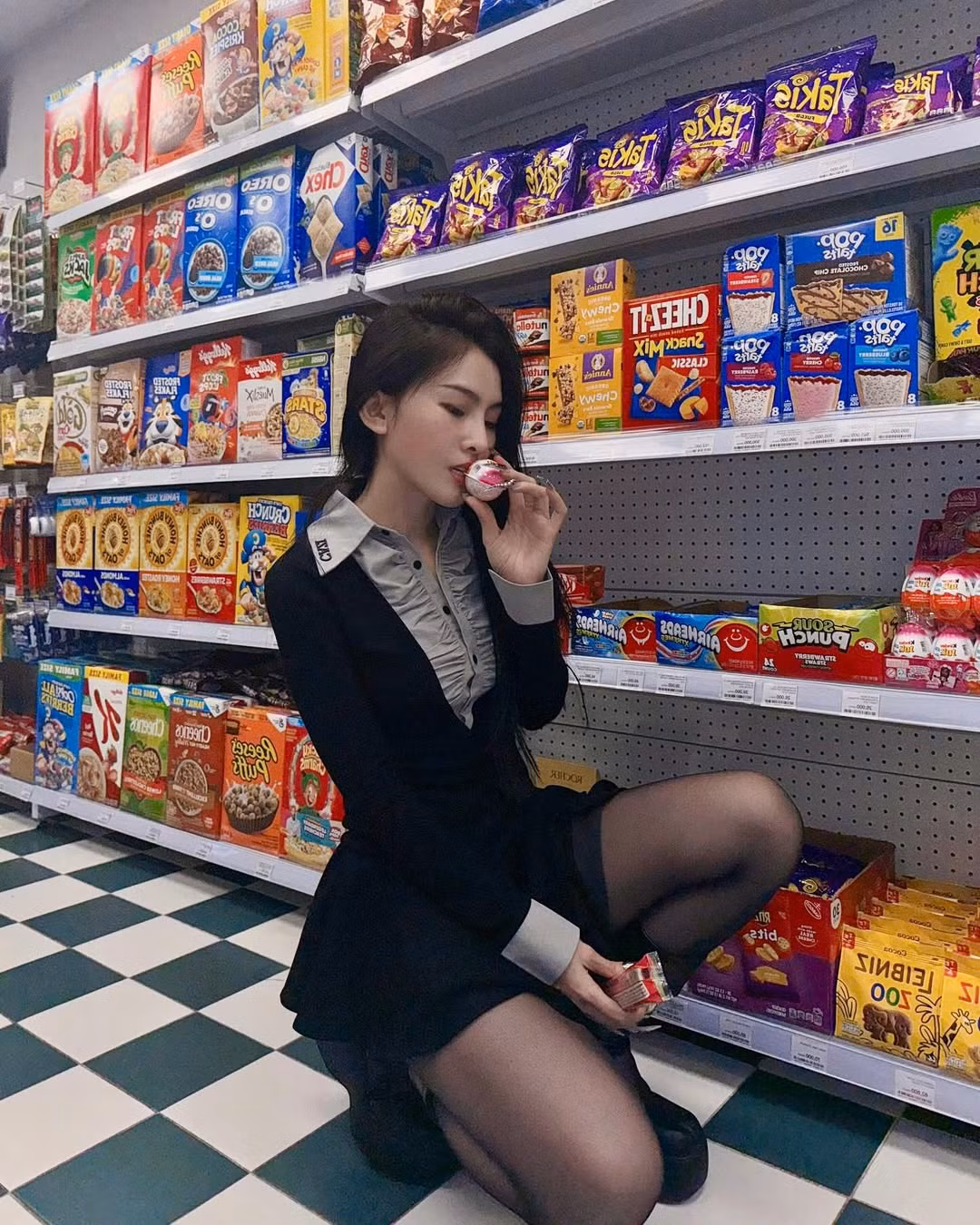 Mới đây, loạt ảnh check-in ở cửa hàng tiện lợi của nữ dancer Tammy thu hút sự chú ý bởi thần thái "lạnh lùng girl".