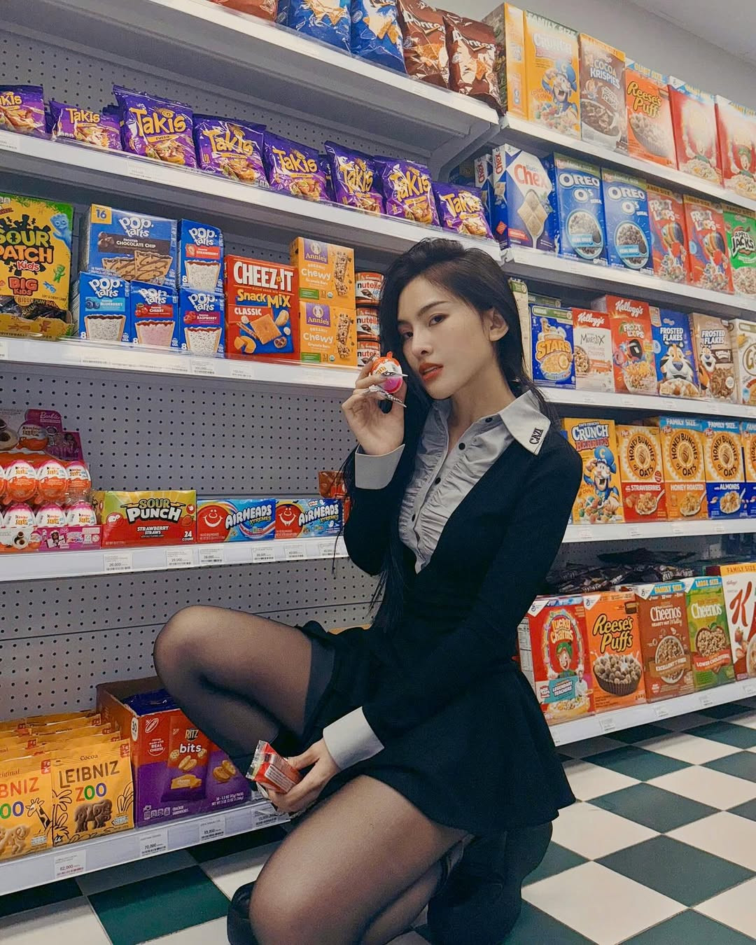 Cô nàng tạo dáng cực ngầu bên quầy hàng bánh kẹo màu sắc.