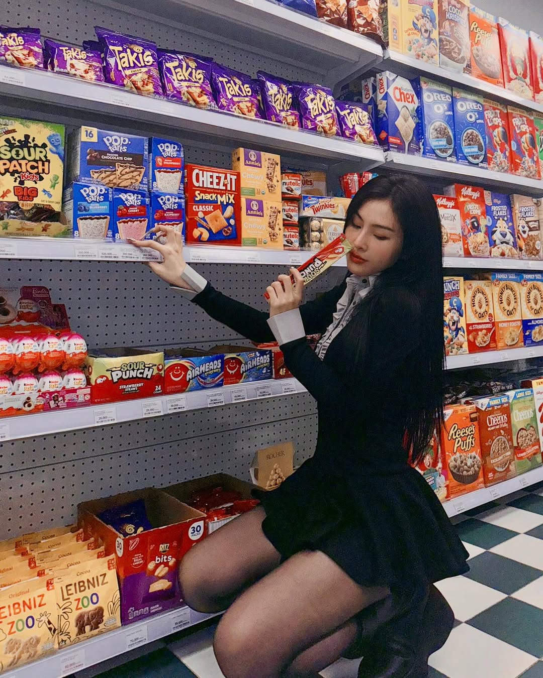 Không diện đồ hở hang nhưng nữ dancer vẫn khoe được vóc dáng nuột nà với vòng eo bé xíu.