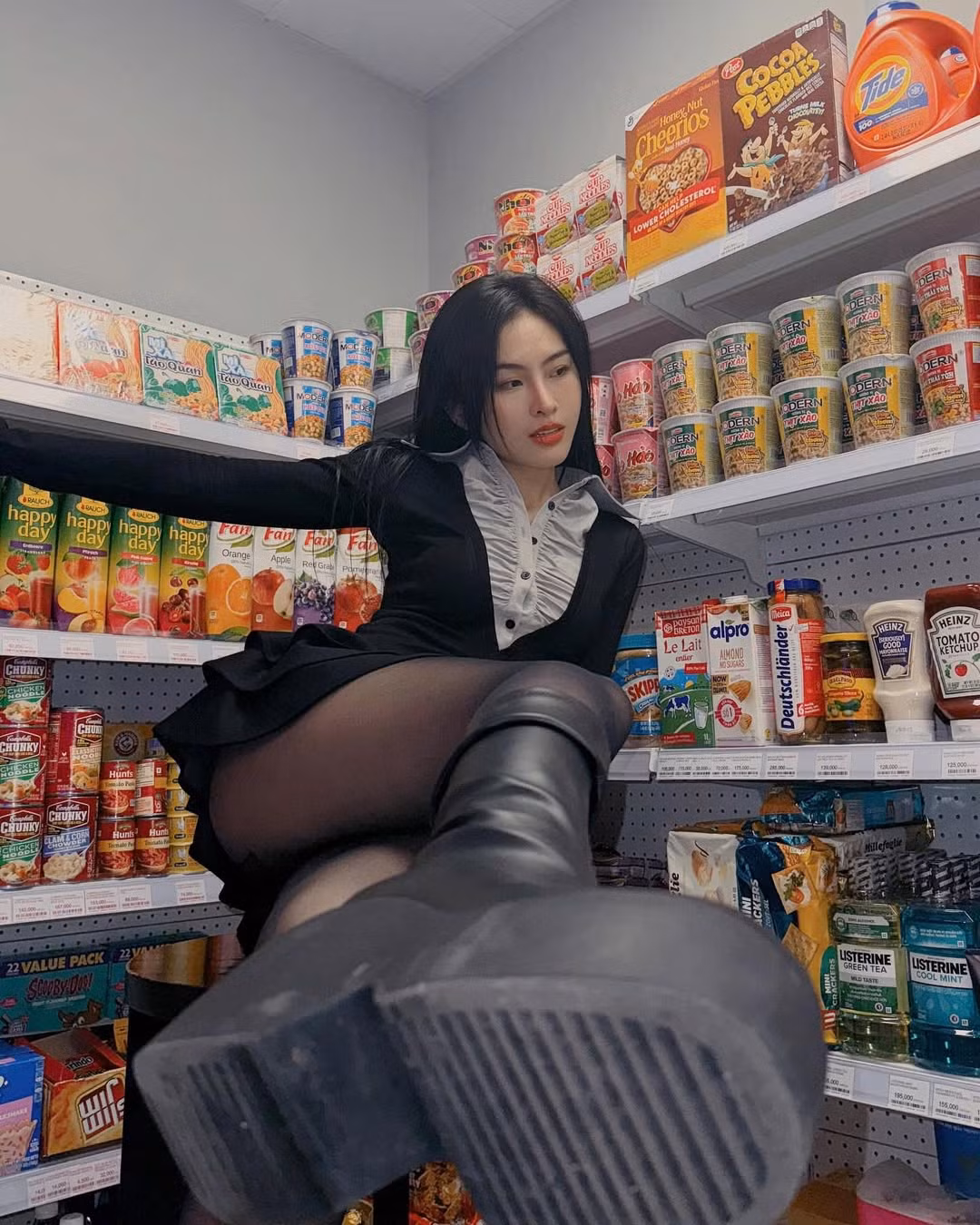 Trào lưu check-in ở cửa hàng tiện lợi được rất nhiều bạn trẻ hưởng ứng. Với đa dạng các sản phẩm, kệ hàng trở thành phông nền đầy màu sắc cho những bức ảnh sống ảo.