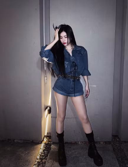 Cách tương tác với ca sĩ, rapper của cô nàng trên sân khấu khiến người hâm mộ bùng nổ.