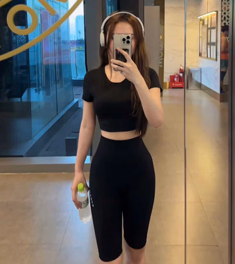 Ngoại hình ngoại cỡ khiến Hân tự ti, mặc cảm với gia đình, bạn bè, thậm chí e ngại cả ánh mắt của người lạ.