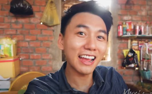 Những đám giỗ này còn là nét văn hoá, hay là phong tục cộng đồng giàu ân tình và tính kết nối cộng đồng của người dân miền Tây. Điều đó thể hiện qua cách mọi người dành thời gian, tâm sức chuẩn bị đám giỗ, tưởng nhớ người đã khuất. (Ảnh: Youtube nhân vật)