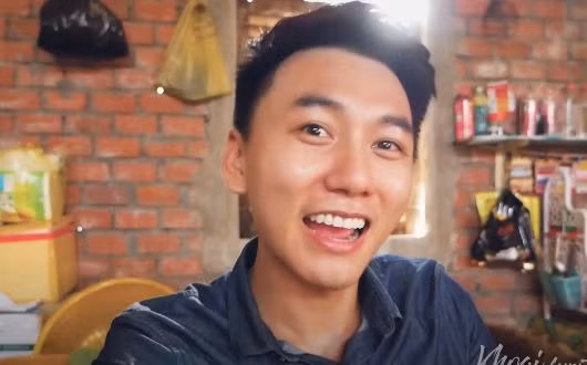 Những đám giỗ này còn là nét văn hoá, hay là phong tục cộng đồng giàu ân tình và tính kết nối cộng đồng của người dân miền Tây. Điều đó thể hiện qua cách mọi người dành thời gian, tâm sức chuẩn bị đám giỗ, tưởng nhớ người đã khuất. (Ảnh: Youtube nhân vật)