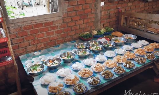 Đám giỗ sẽ buồn khi những năm giỗ đầu hoặc người mất khi còn trẻ, tai nạn,...Còn đám giỗ ông bà tổ tiên thì thường sẽ rất vui vẻ sum vầy. (Ảnh: Youtube nhân vật)