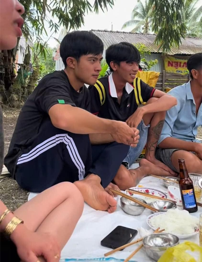 Không chỉ là một trào lưu, "đám cưới bên cồn" còn là một trong những nét văn hoá đậm chất miền Tây, mang ẩm thực miền Tây đến gần hơn với cư dân mạng ở khắp nơi. (Ảnh: Tiktok Lê Tuấn Khang)