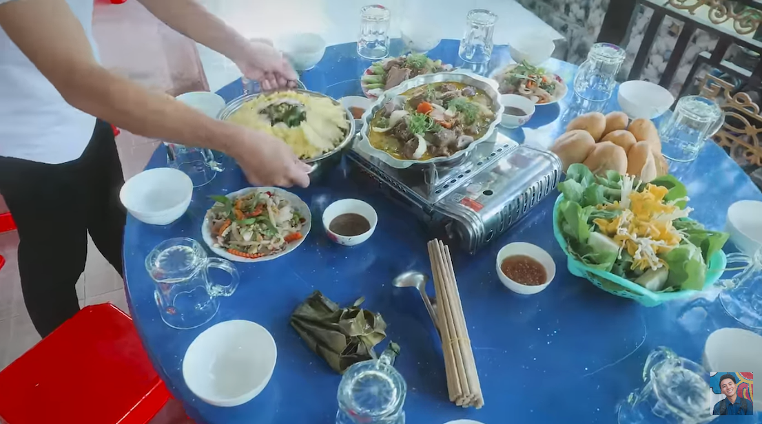 Cách kết hợp gia vị, nguyên liệu để tạo nên mâm tiệc đầy màu sắc hấp dẫn khiến nhiều người vô cùng thích thú.