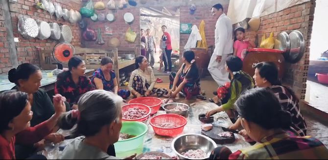 "Có bao giờ bạn nghe người ta kể rằng, đám giỗ ở miền Tây hồi xưa vui như tết. Con cháu sum họp đầy nhà, tiếng nói cười rôm rả từ đầu hiên ra chái bếp" - Khoai Lang Thang nói về đám giỗ đặc biệt này như lời tự sự thủ thỉ. (Ảnh: Youtube nhân vật)