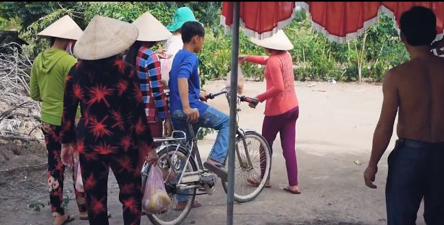 Đám giỗ ăn tới 2 3 ngày vẫn còn đồ ăn, mà ăn đám xong còn được xách bịch mang về cho người thân ở nhà, vậy là cả xóm được ăn đám cùng. (Ảnh: Youtube nhân vật)