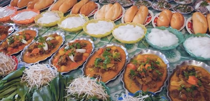 Trong video chia sẻ về quá trình nấu "đám giỗ miền Tây", Khoai Lang Thang cho biết rằng các cô bác phải chuẩn bị trong 2 ngày, dậy từ 3h sáng để nấu. Những món ăn đều được người làng, người xóm chung tay cùng nhau chuẩn bị, mỗi người một việc, vừa làm vừa chuyện trò rôm rả. (Ảnh: Youtube nhân vật)