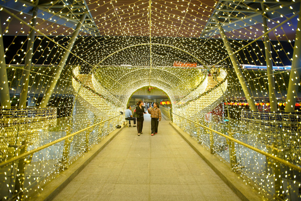 Nhà ga quốc tế T2 sân bay Đà Nẵng đã "lên đèn" với con đường ánh sáng.