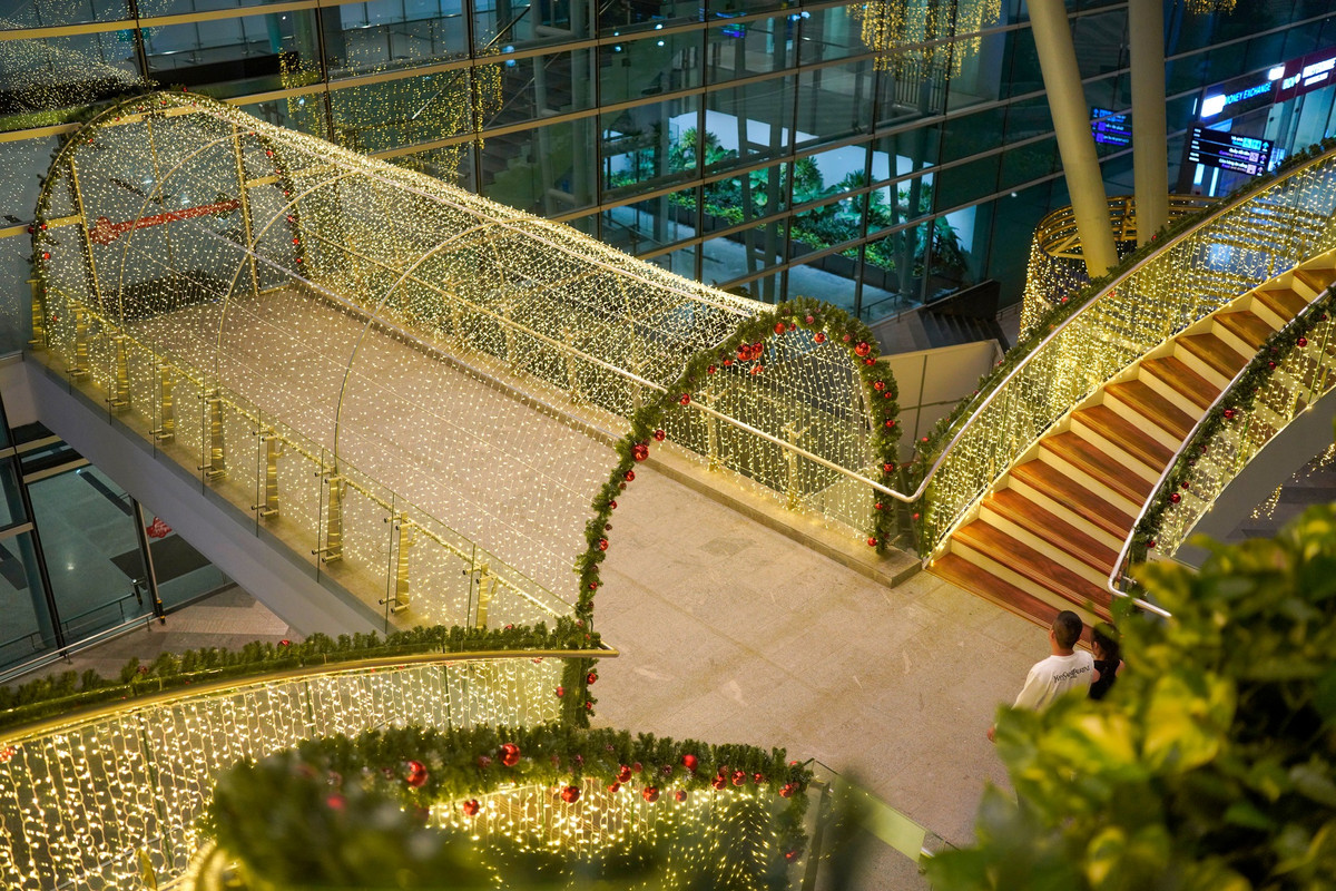 Khung cảnh thơ mộng khi nhìn trên cao của con đường ánh sáng tại sân bay Đà Nẵng.