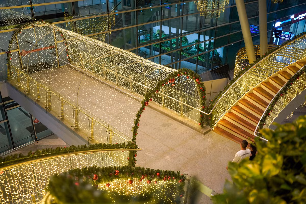 Khung cảnh thơ mộng khi nhìn trên cao của con đường ánh sáng tại sân bay Đà Nẵng.