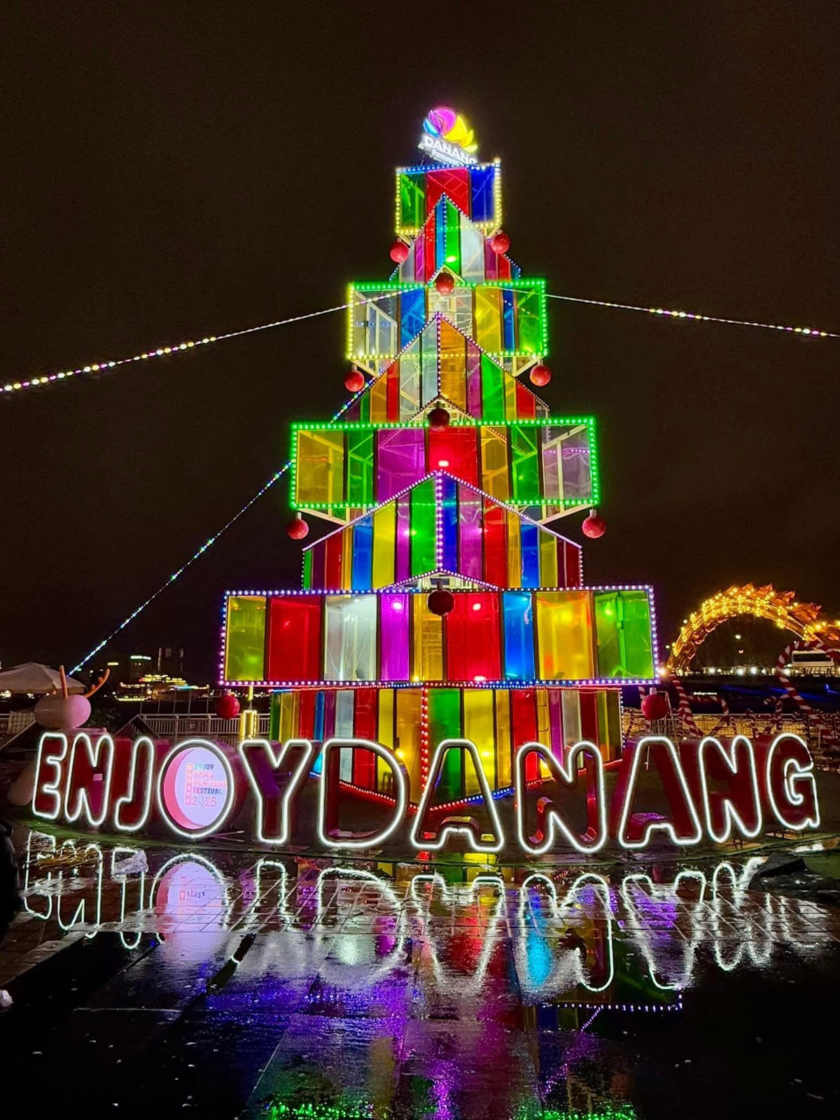 Với hệ thống ánh sáng rực rỡ, cây thông hút ánh nhìn của người dân từ khi đi từ xa.