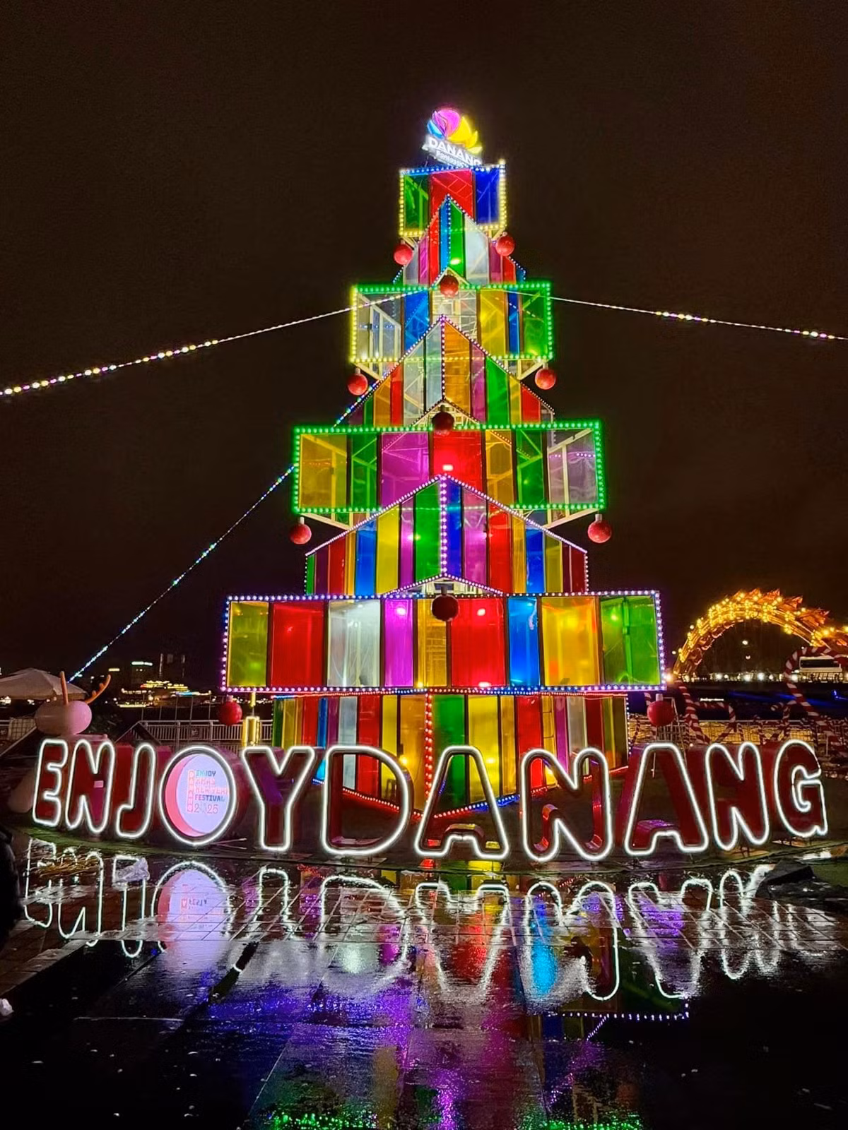 Với hệ thống ánh sáng rực rỡ, cây thông hút ánh nhìn của người dân từ khi đi từ xa.