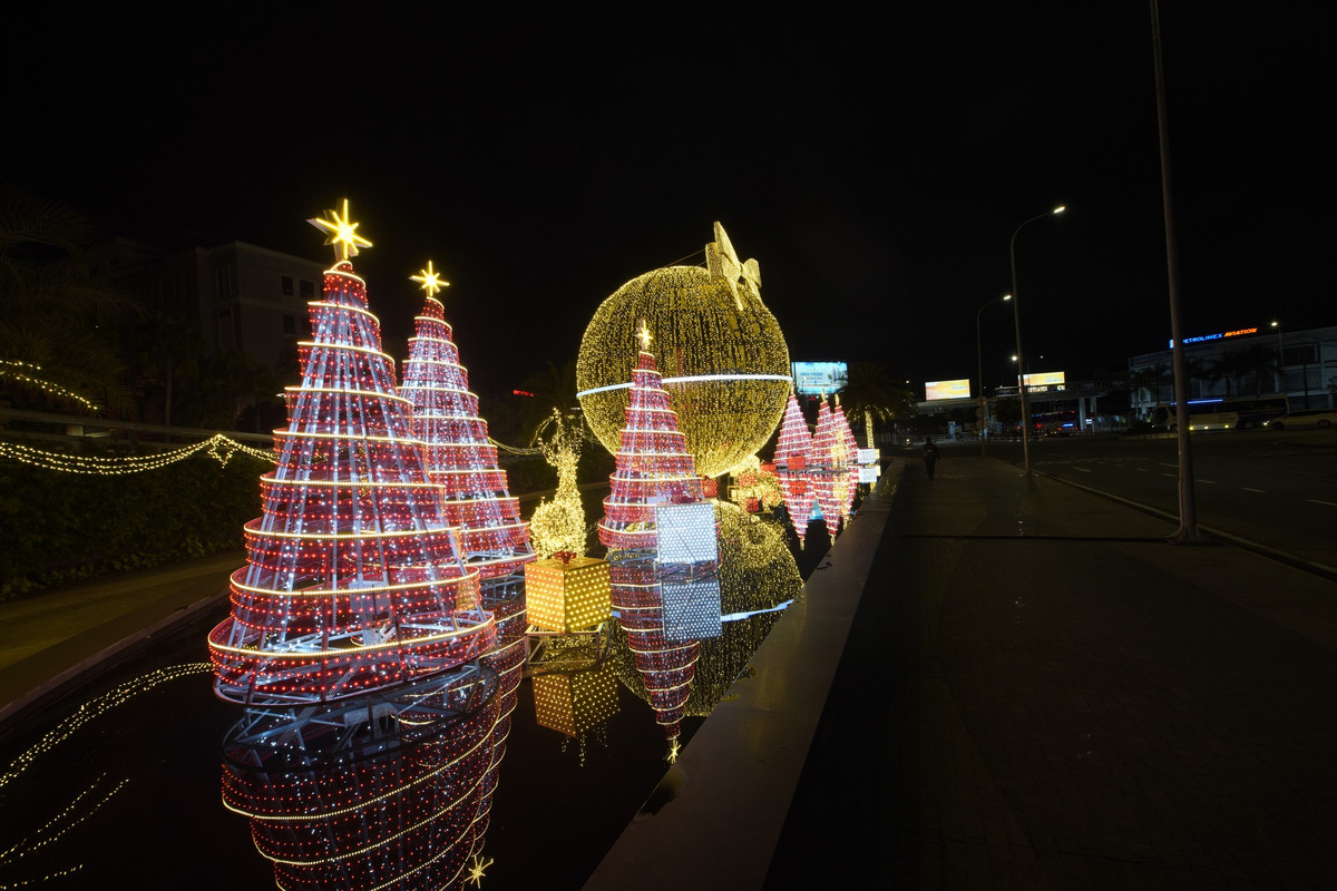 Không chỉ ở phía chân cầu Rồng, sân bay Quốc tế Đà Nẵng cũng trang hoàng diện mạo mới lung linh chào đón Lễ hội Đón Giáng sinh cùng chào năm mới Đà Nẵng 2025.