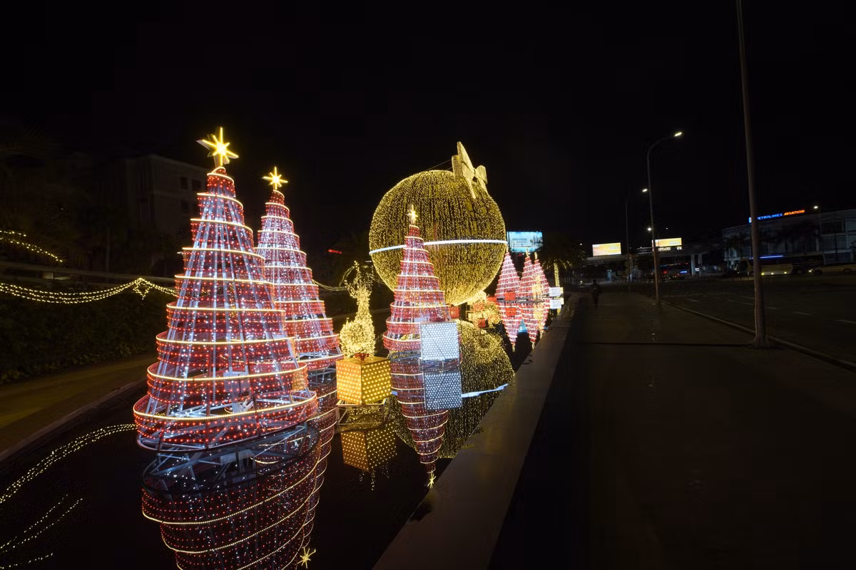 Không chỉ ở phía chân cầu Rồng, sân bay Quốc tế Đà Nẵng cũng trang hoàng diện mạo mới lung linh chào đón Lễ hội Đón Giáng sinh cùng chào năm mới Đà Nẵng 2025.