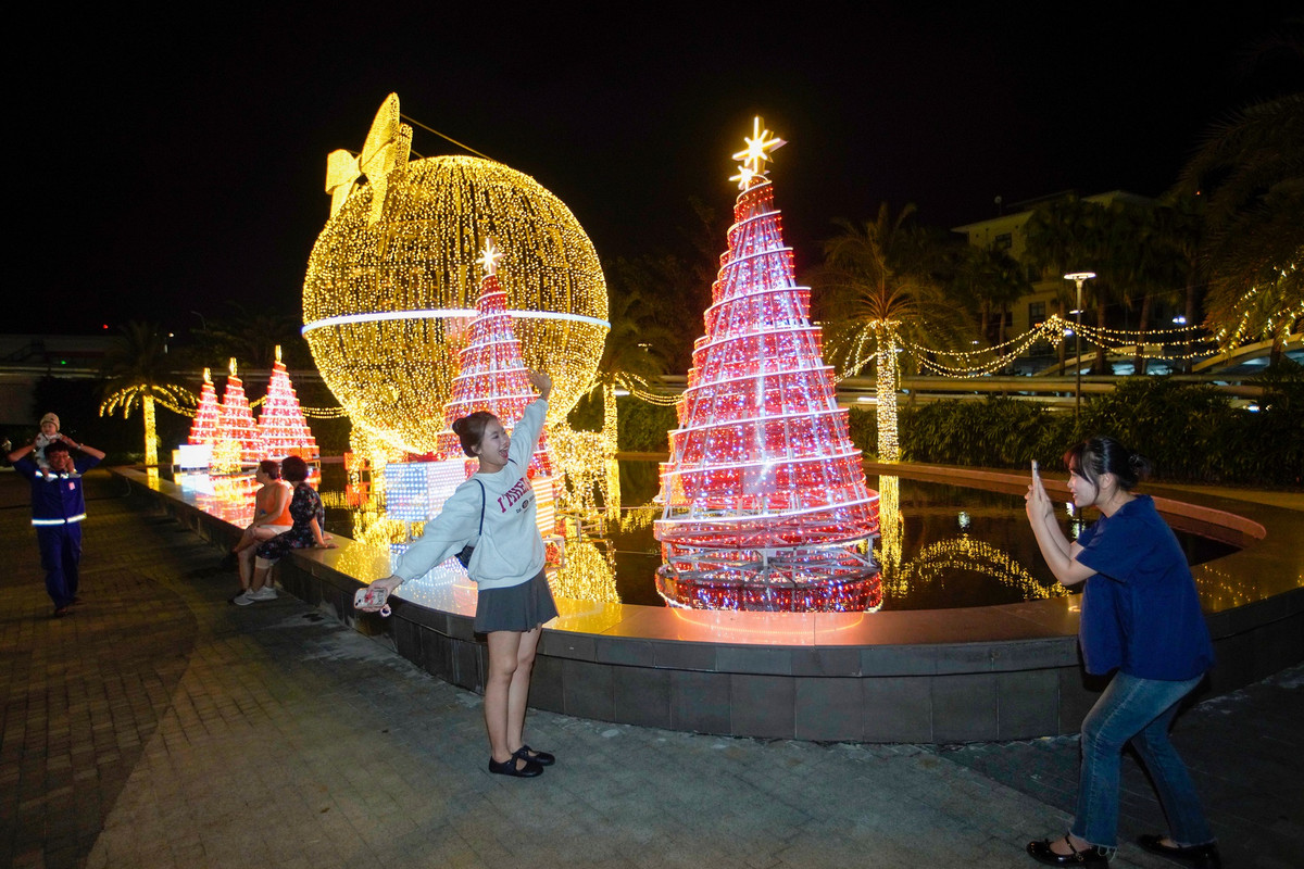 Không gian rực rỡ được trang trí từ ngày 5/12/2024 đến 3/1/2025 thu hút đông đảo du khách và người dân đến check-in, chụp ảnh.