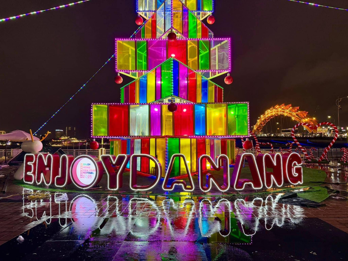 Cây thông ánh sáng cao 20m là một trong ba mô hình check-in tại Lễ hội đón Giáng sinh - Chào năm mới Đà Nẵng 2025, bên cạnh hộp quà khổng lồ độc đáo và bộ chữ Đà Nẵng chào năm mới 2025 rực rỡ.