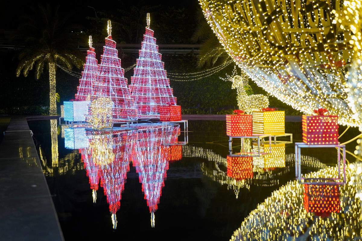 Cây thông Noel cao gần 10m, đàn tuần lộc và nhiều tiểu cảnh đẹp mắt.