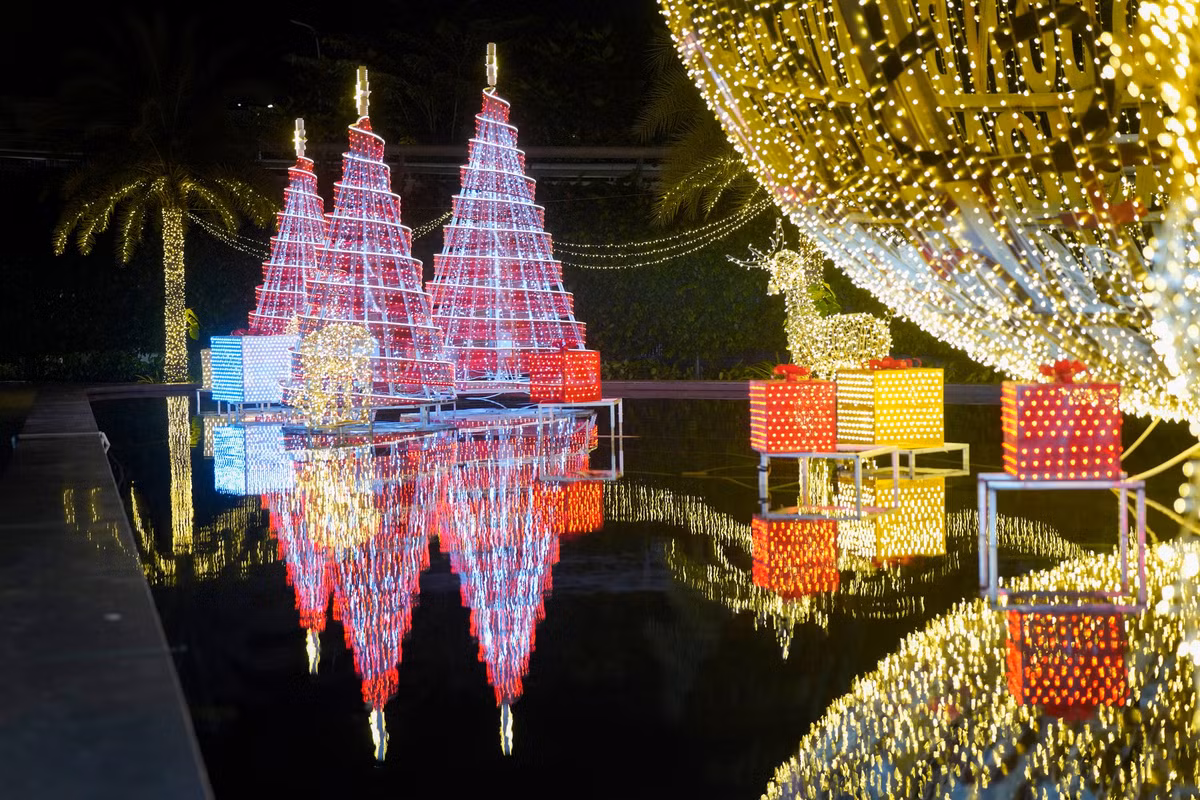 Cây thông Noel cao gần 10m, đàn tuần lộc và nhiều tiểu cảnh đẹp mắt.