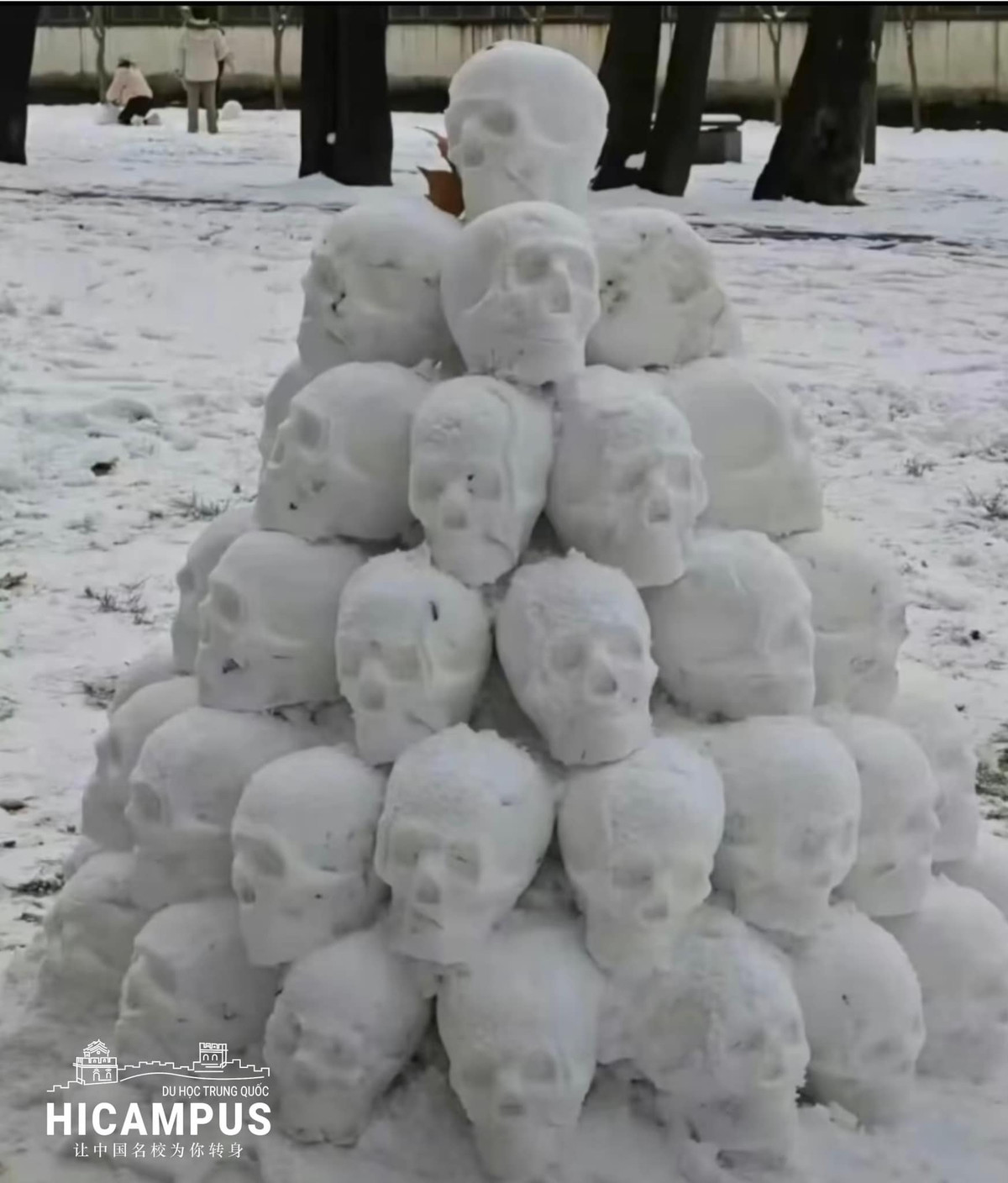 Khi người có đam mê xem phim kinh dị đi đắp tuyết.