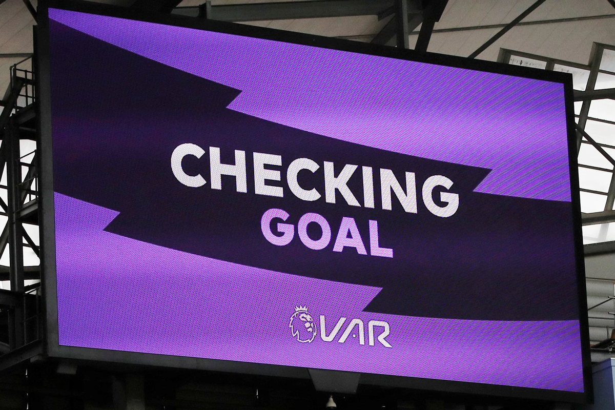 Sau khi nổi lên vào tháng 7/2023 nhờ sự viral của cộng đồng “Flex đến hơi thở cuối cùng”, cụm từ “Check var” lại tiếp tục trở thành hiện tượng mới trên MXH vào tháng 9/2024 nhờ trào lưu kiểm chứng số tiền ủng hộ đồng bào miền Bắc.