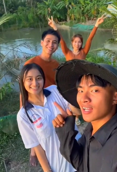 Lê Tuấn Khang từng chia sẻ Luyến là người tự lên ý tưởng, kịch bản và thực hiện các video. Anh chỉ hỗ trợ nếu em gái cần người quay chung hoặc hỗ trợ. (Ảnh: Tiktok Lê Kim Luyến)