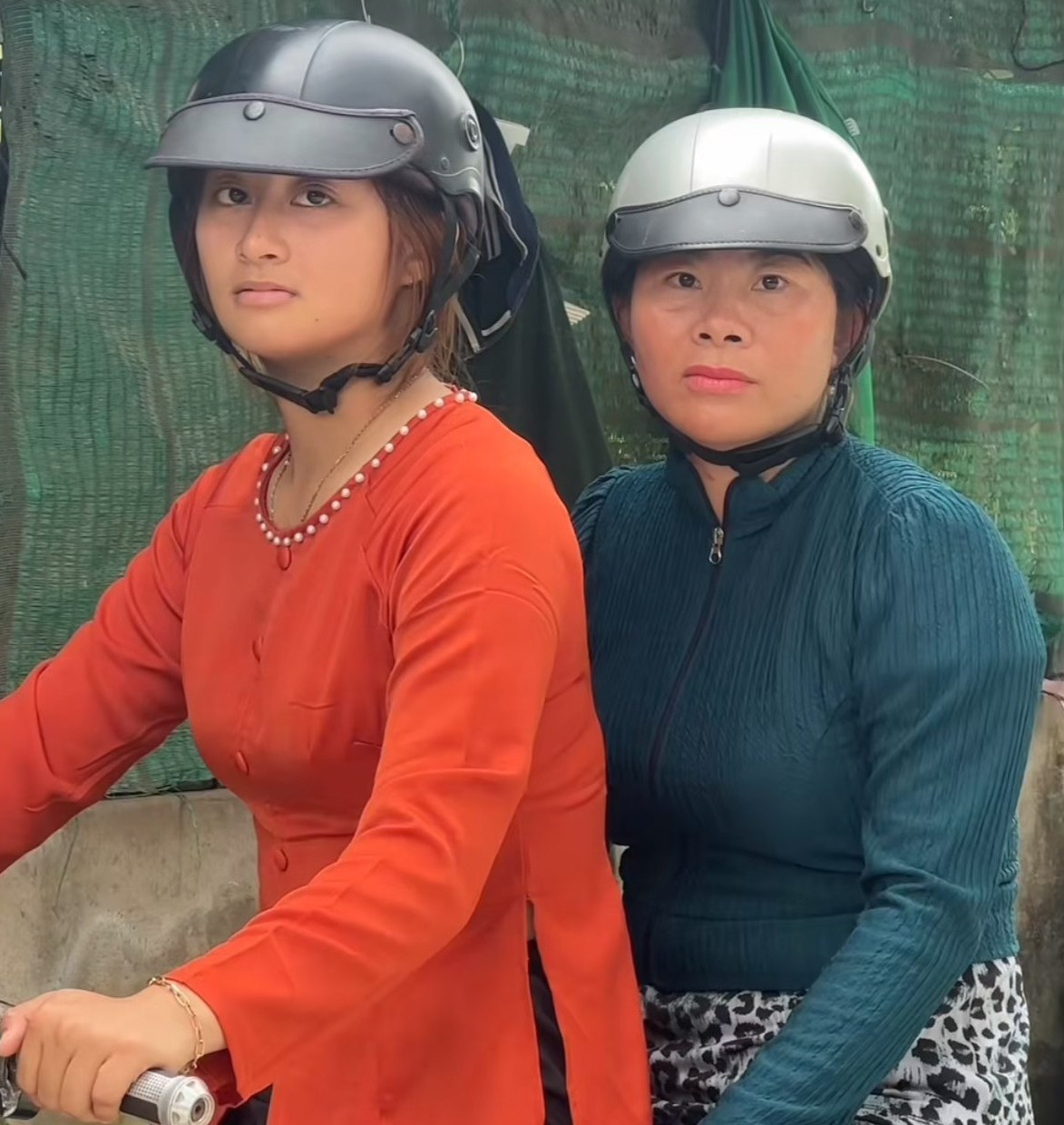 Trong những video của anh trai, mặc dù chỉ xuất hiện trong một vài khung hình như Kim Luyến nhận nhiều lời khen từ cộng đồng mạng. Bởi, cô nàng sở hữu vẻ đẹp mộc mạc, tự nhiên nhưng vẫn rất cuốn hút.