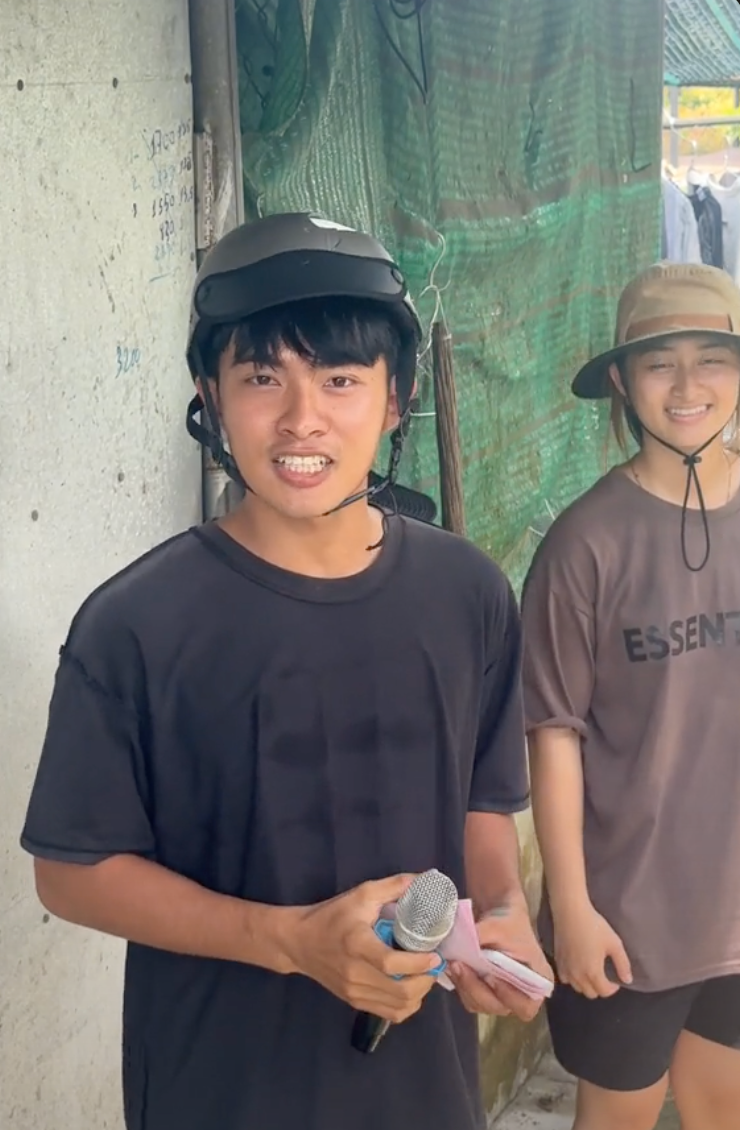 Điều đặc biệt mà nhiều người phát hiện ra kênh Tiktok duy nhất của Lê Tuấn Khang chỉ theo dõi đúng 2 tài khoản khác. Một là tài khoản phụ của chính Lê Tuấn Khang và người thứ 2 là Lê Kim Luyến - em gái của anh chàng.