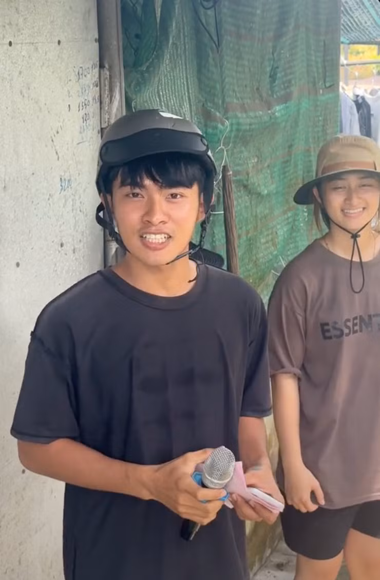 Điều đặc biệt mà nhiều người phát hiện ra kênh Tiktok duy nhất của Lê Tuấn Khang chỉ theo dõi đúng 2 tài khoản khác. Một là tài khoản phụ của chính Lê Tuấn Khang và người thứ 2 là Lê Kim Luyến - em gái của anh chàng.